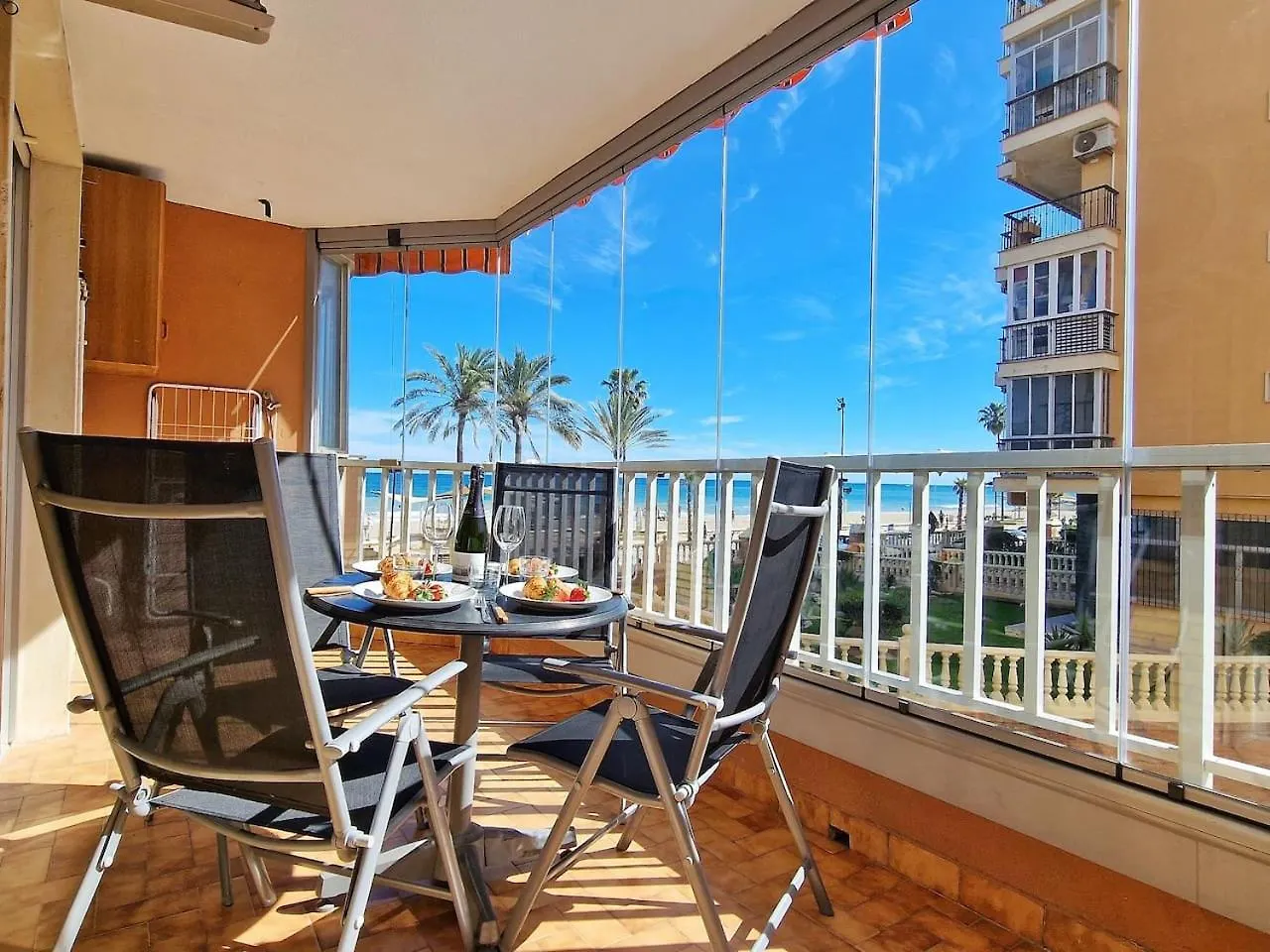 Amplio Apartamento Con Terraza En Primera Linea De Playa Apartment Fuengirola