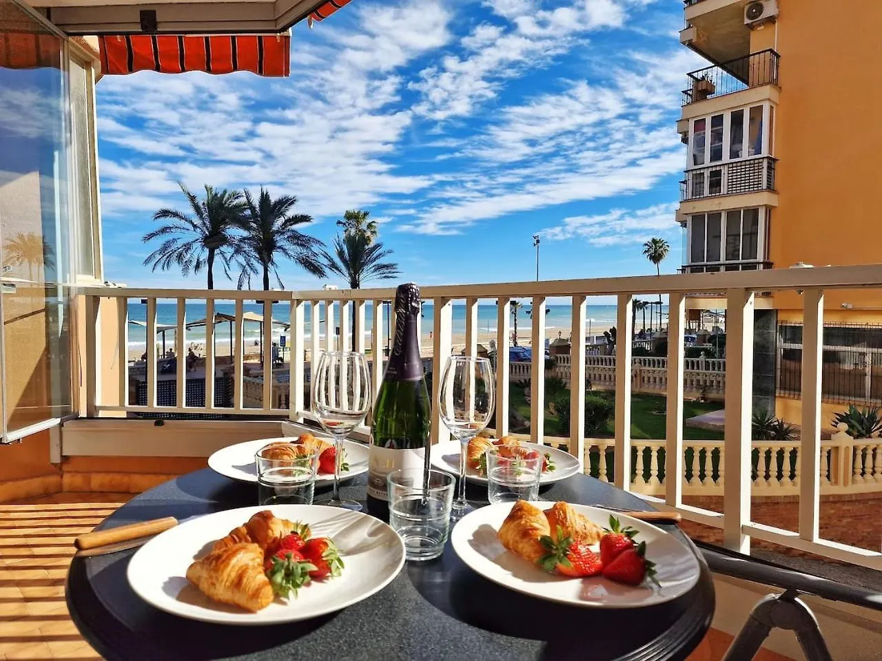 Amplio Apartamento Con Terraza En Primera Linea De Playa contacts